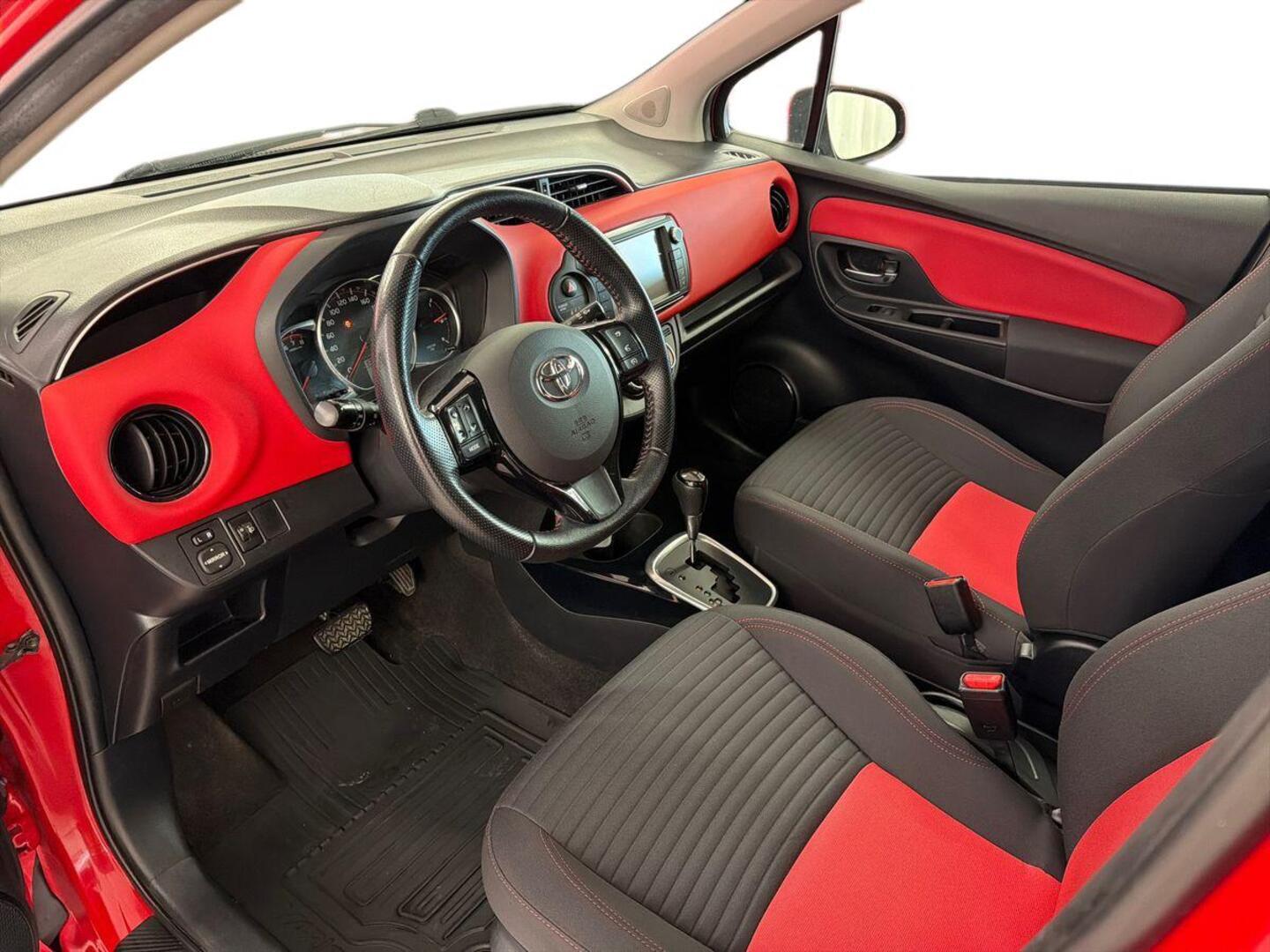TOYOTA Yaris 2016