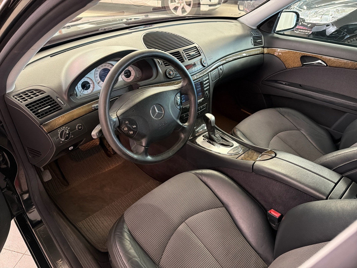 MERCEDES-BENZ E 2004