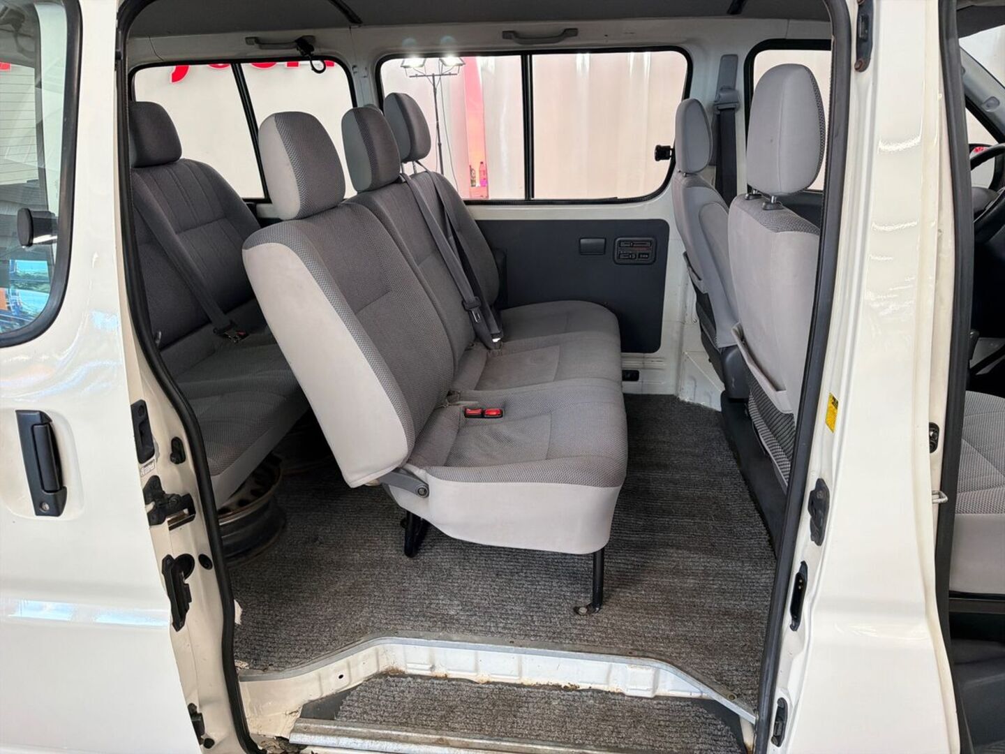 TOYOTA Hiace 2009