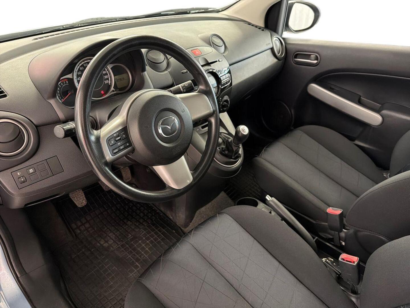 MAZDA Mazda2 2011