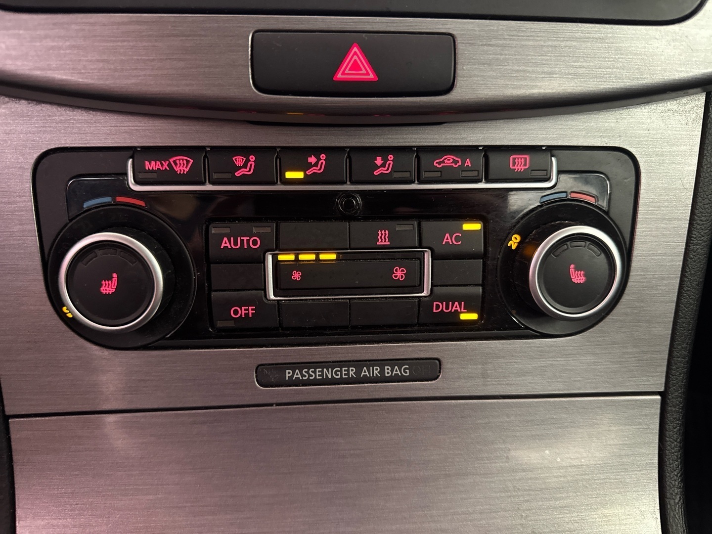 VOLKSWAGEN Passat 2011