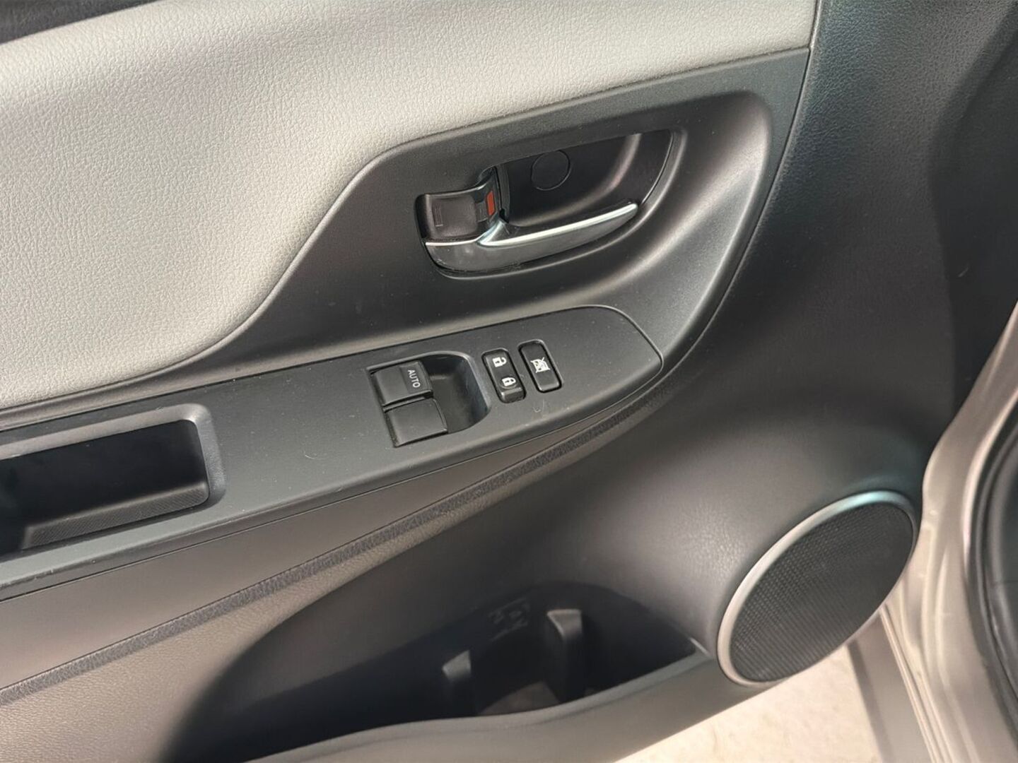 TOYOTA Yaris 2015