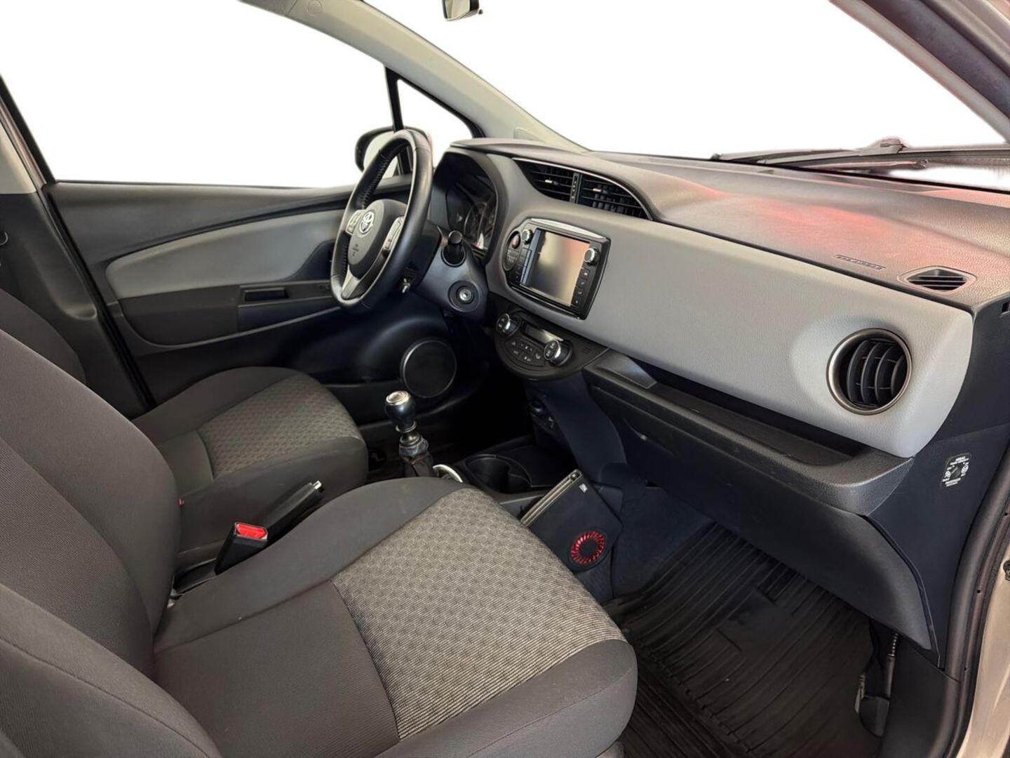 TOYOTA Yaris 2015