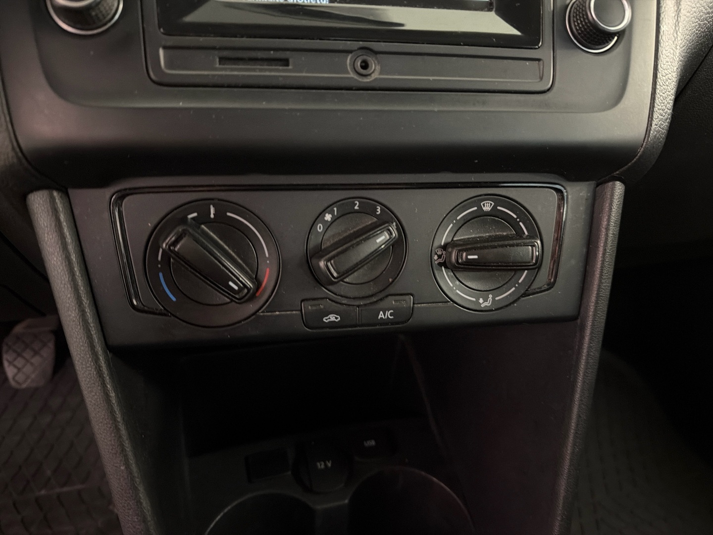 VOLKSWAGEN Polo 2016