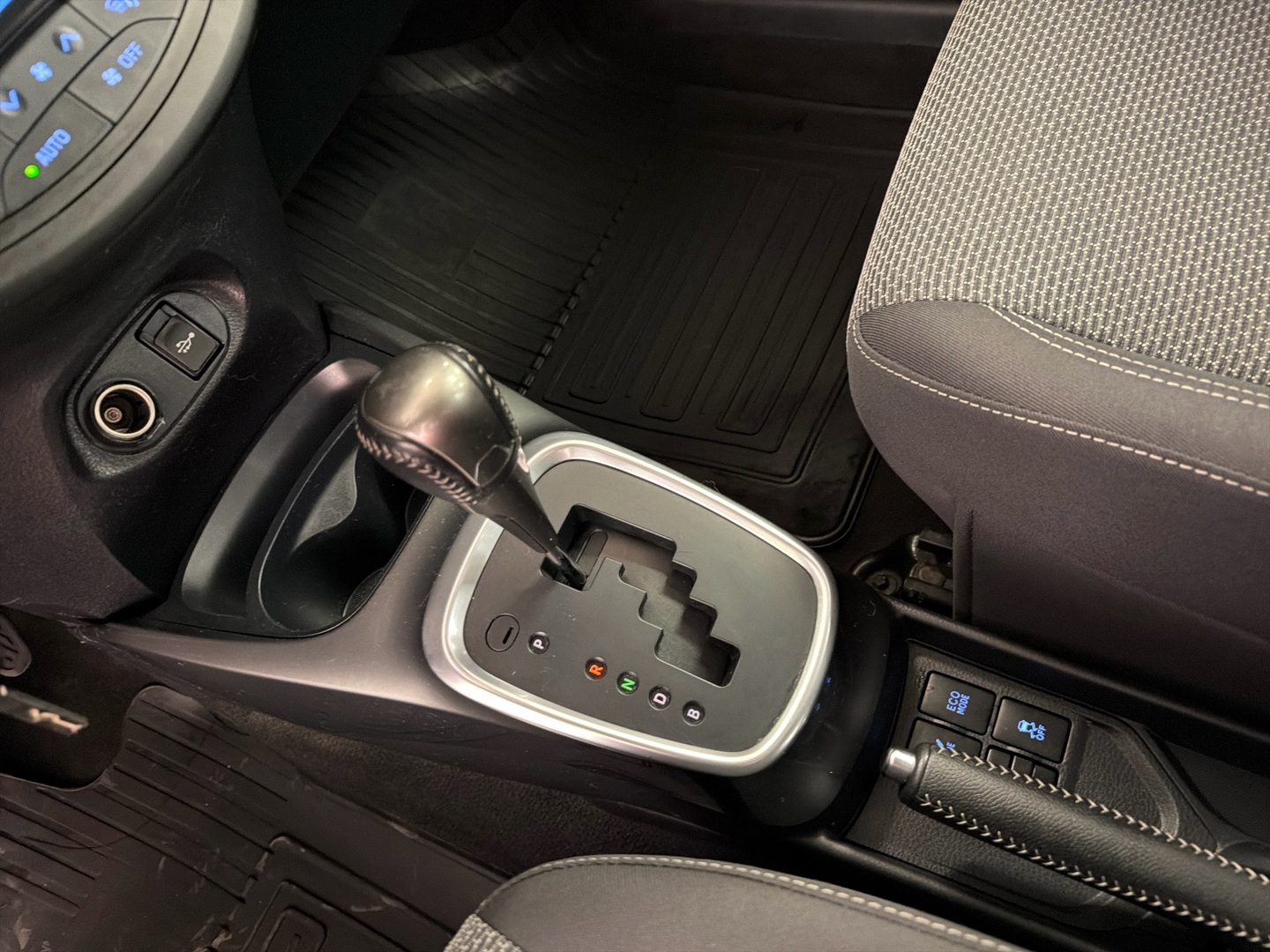 TOYOTA Yaris 2015