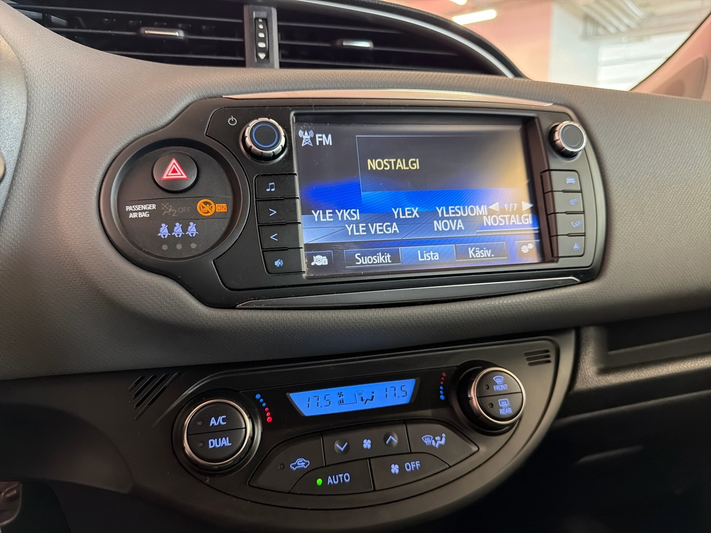 TOYOTA Yaris 2015