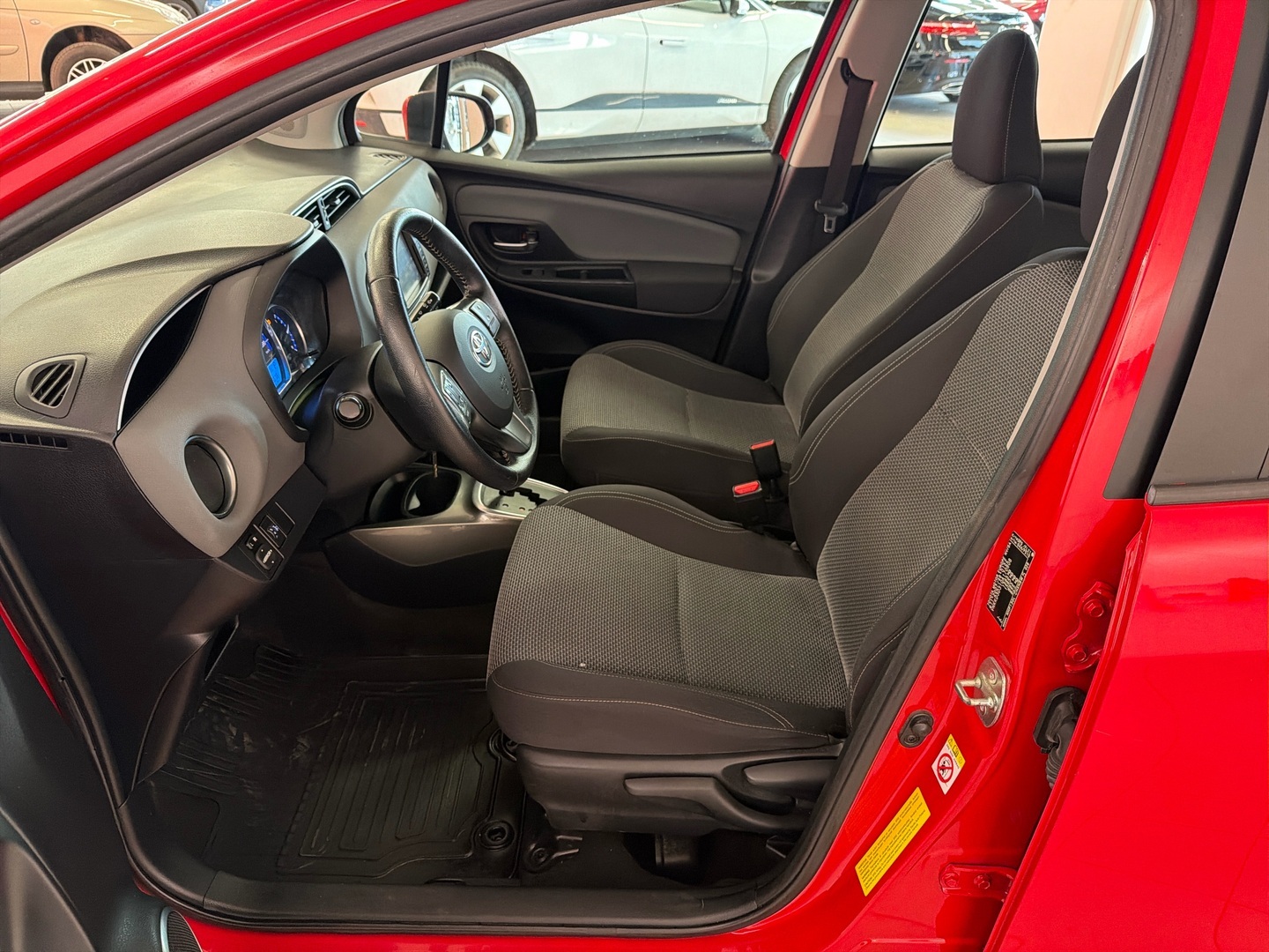 TOYOTA Yaris 2015