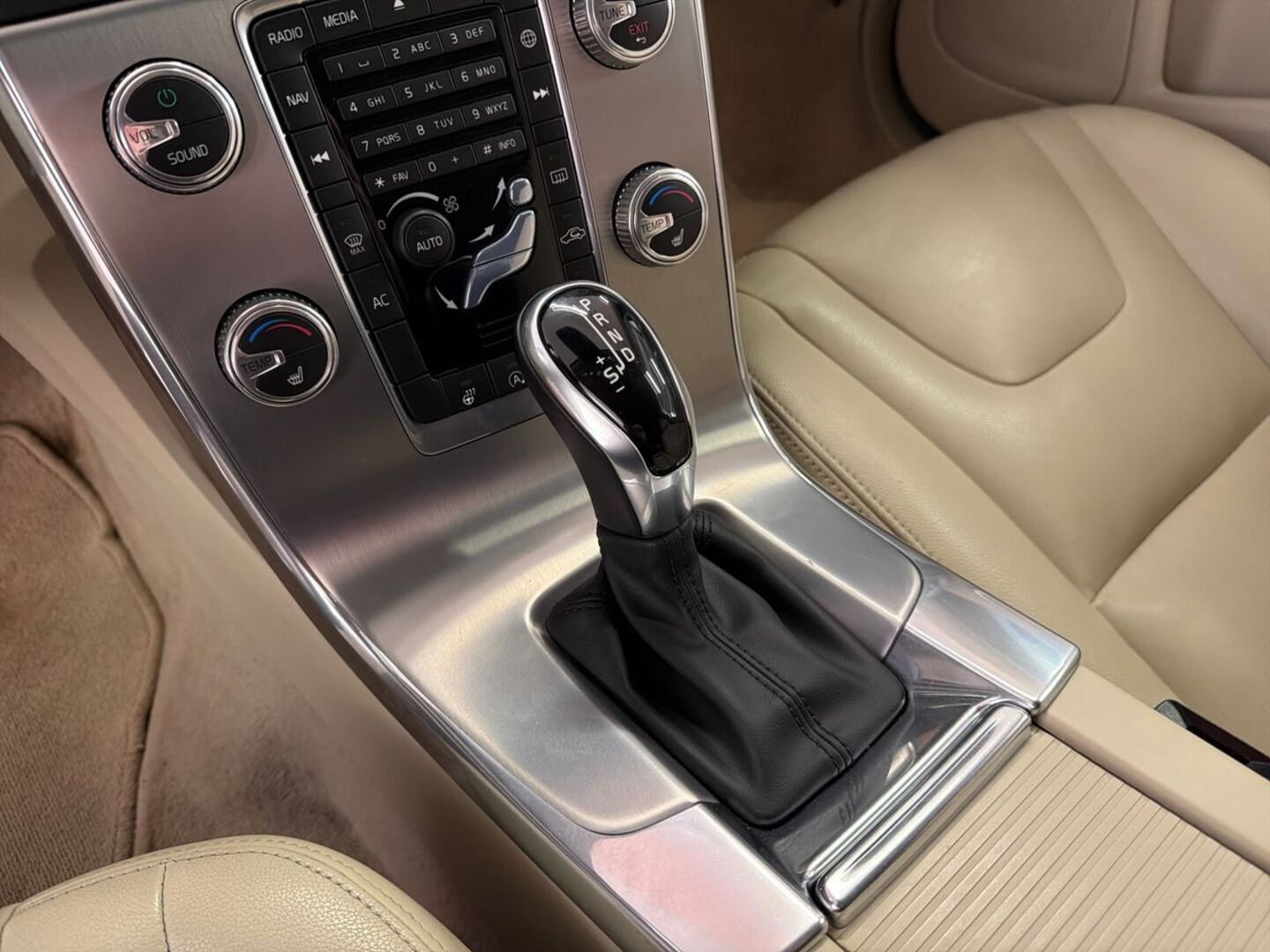 VOLVO V60 23