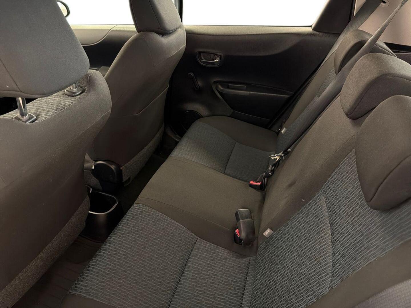 TOYOTA Yaris 2012