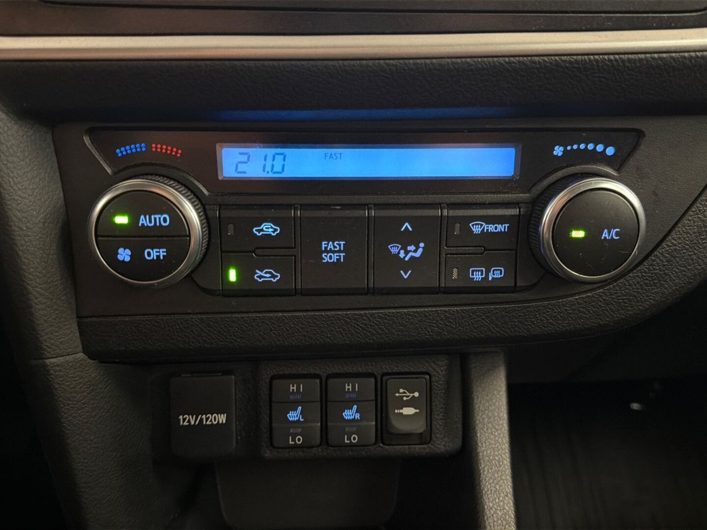 TOYOTA Auris 2015