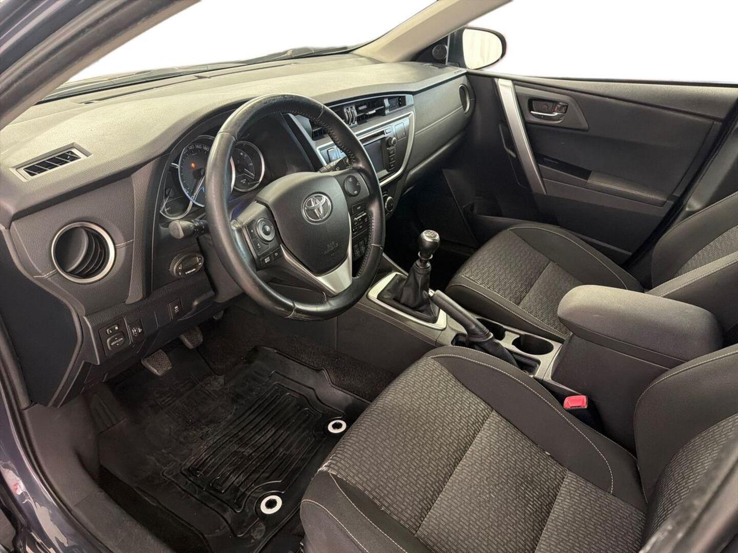 TOYOTA Auris 2015