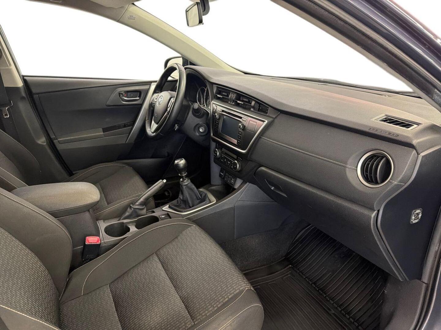 TOYOTA Auris 2015