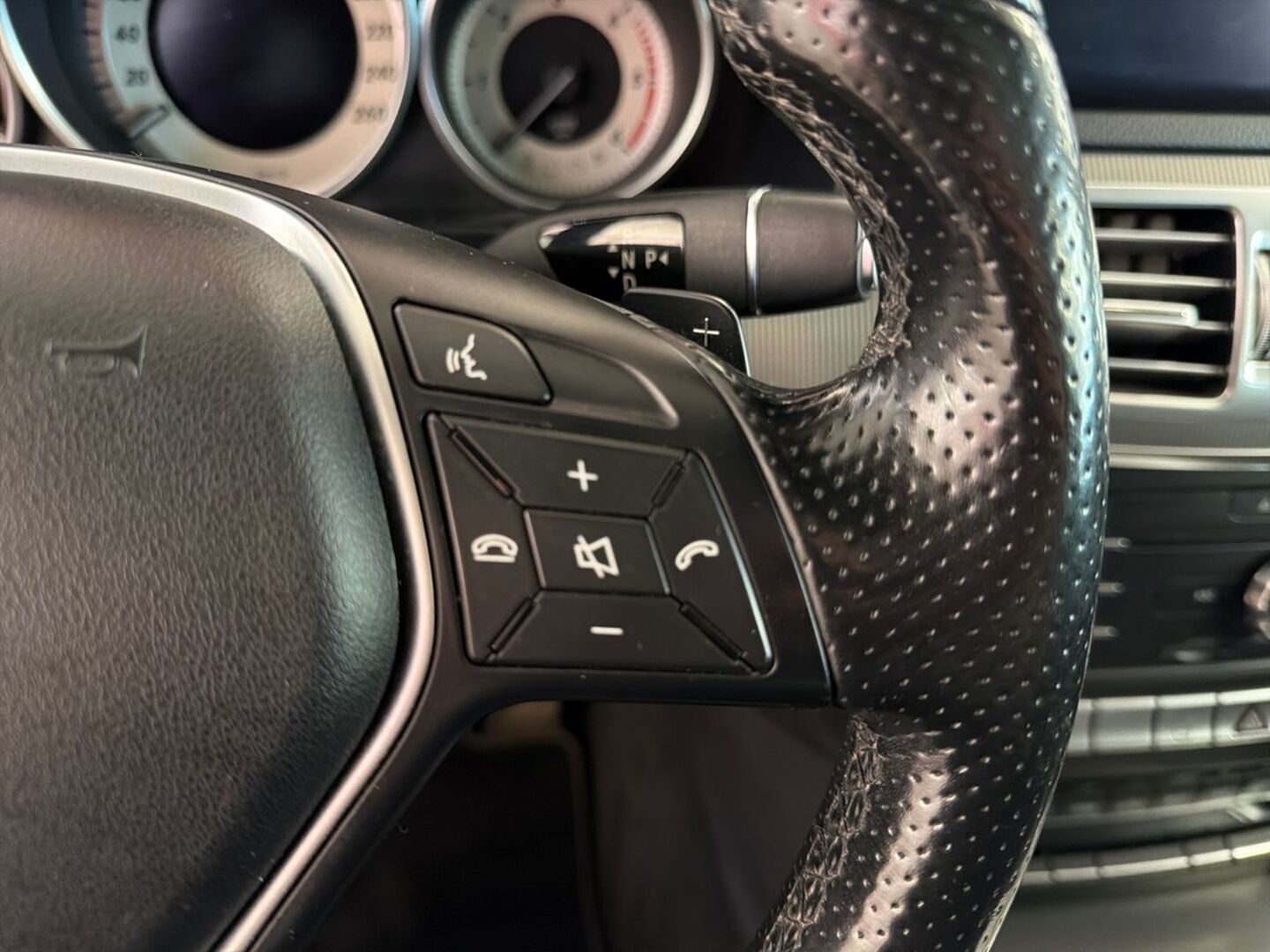 MERCEDES-BENZ E 25