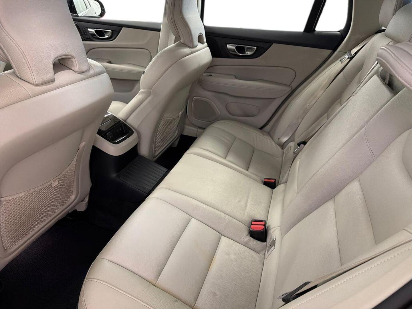 VOLVO V60 2023