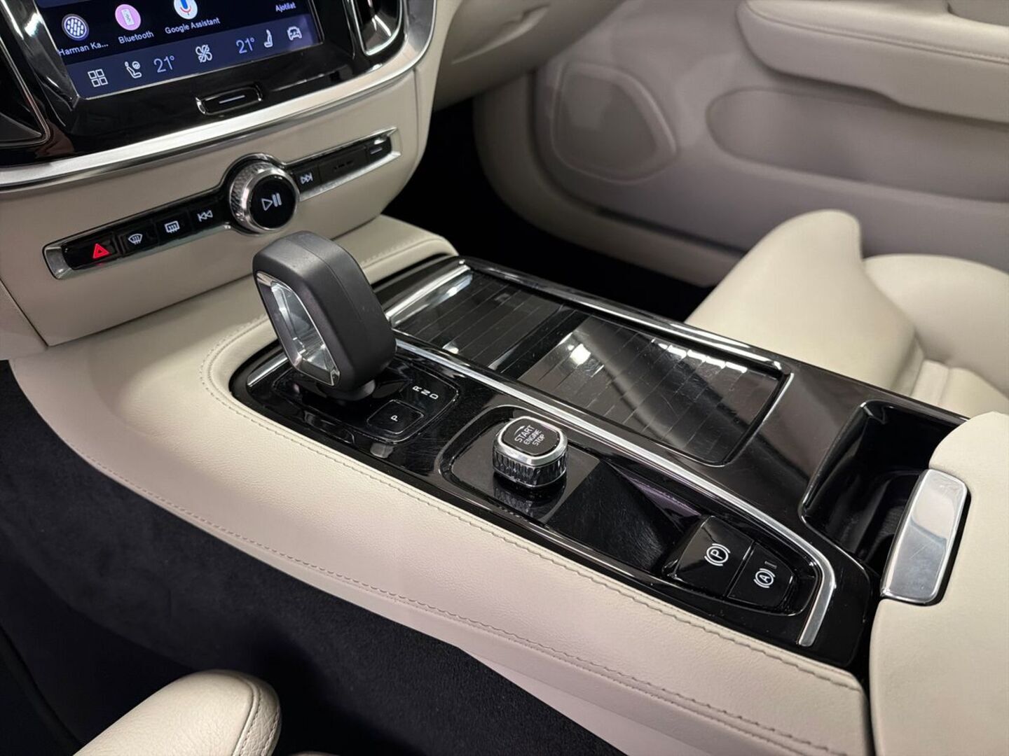 VOLVO V60 2023