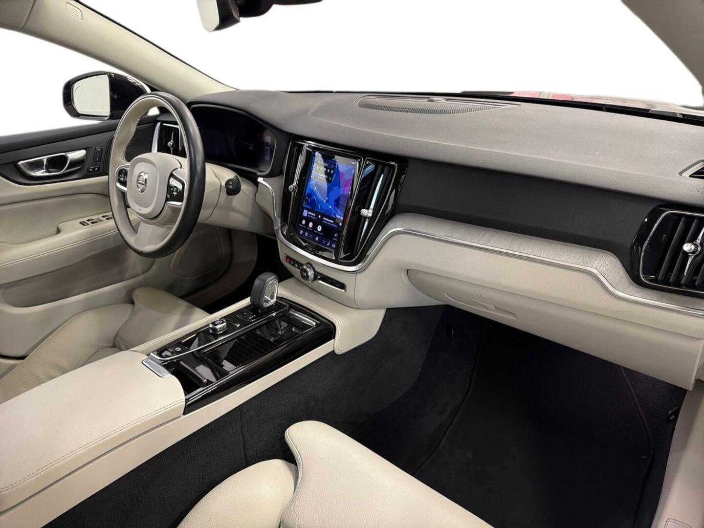 VOLVO V60 2023