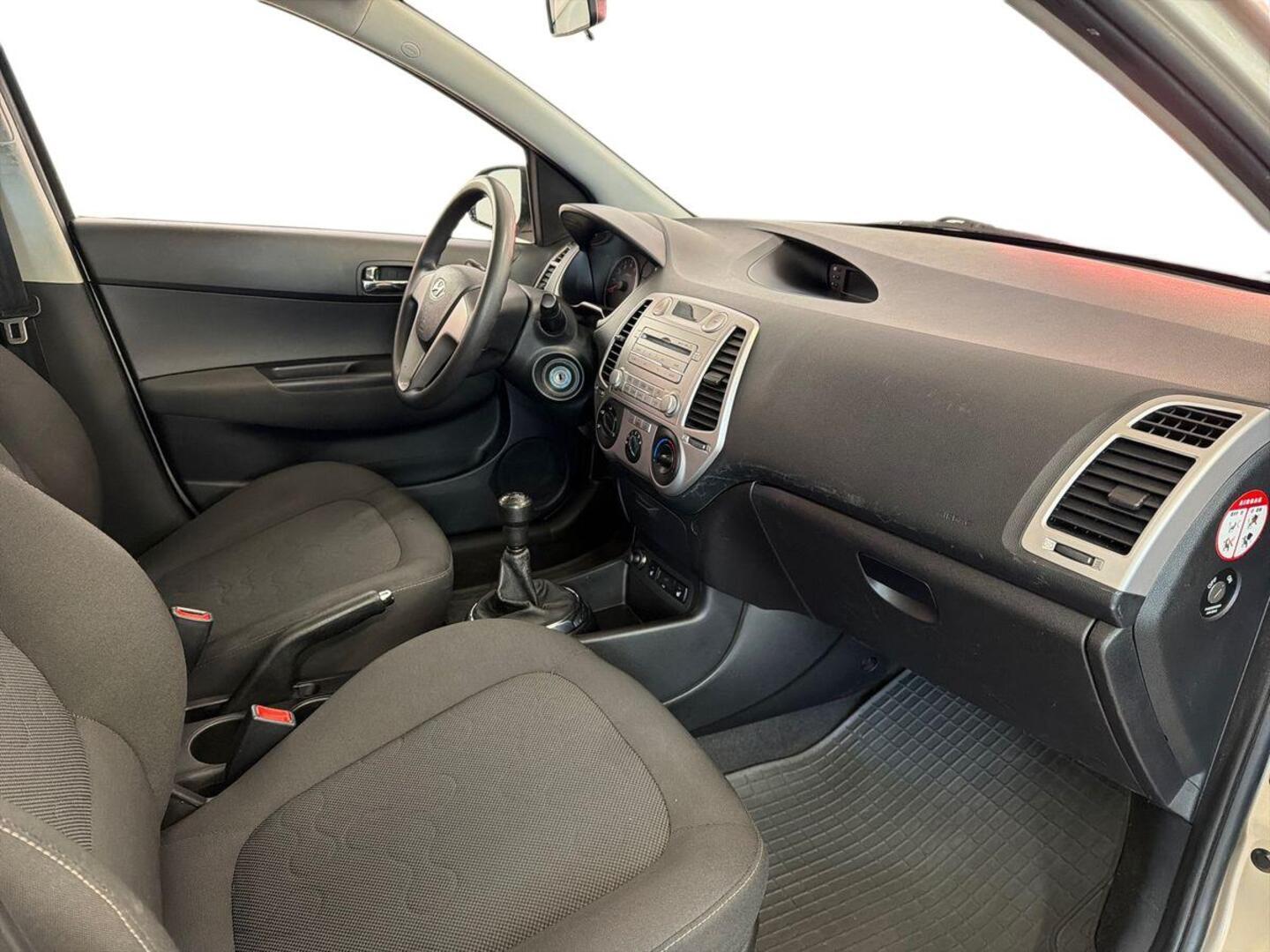 HYUNDAI i20 9