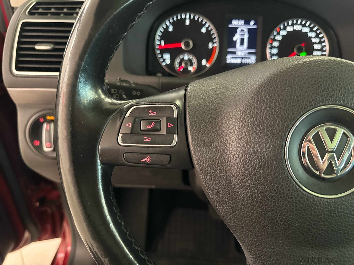 VOLKSWAGEN Touran 2011