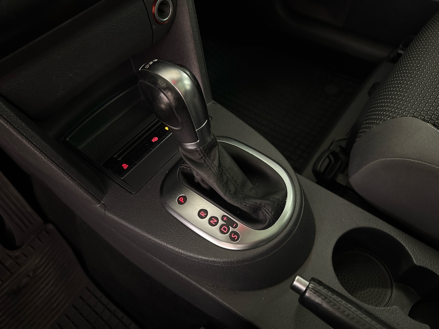 VOLKSWAGEN Touran 2011