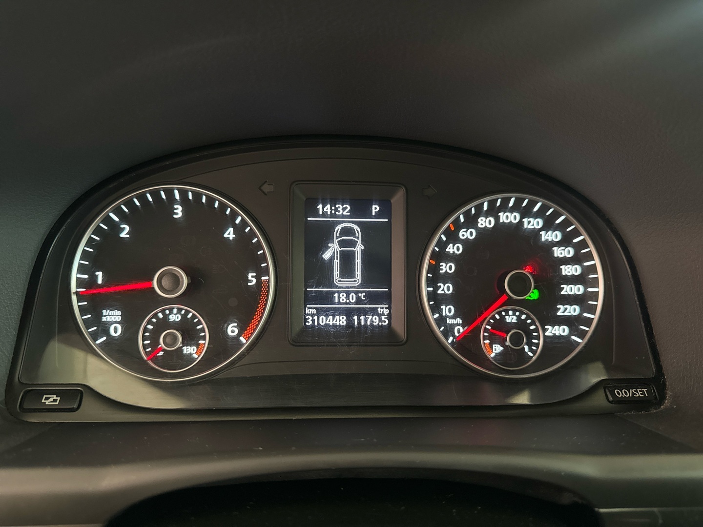 VOLKSWAGEN Touran 2011