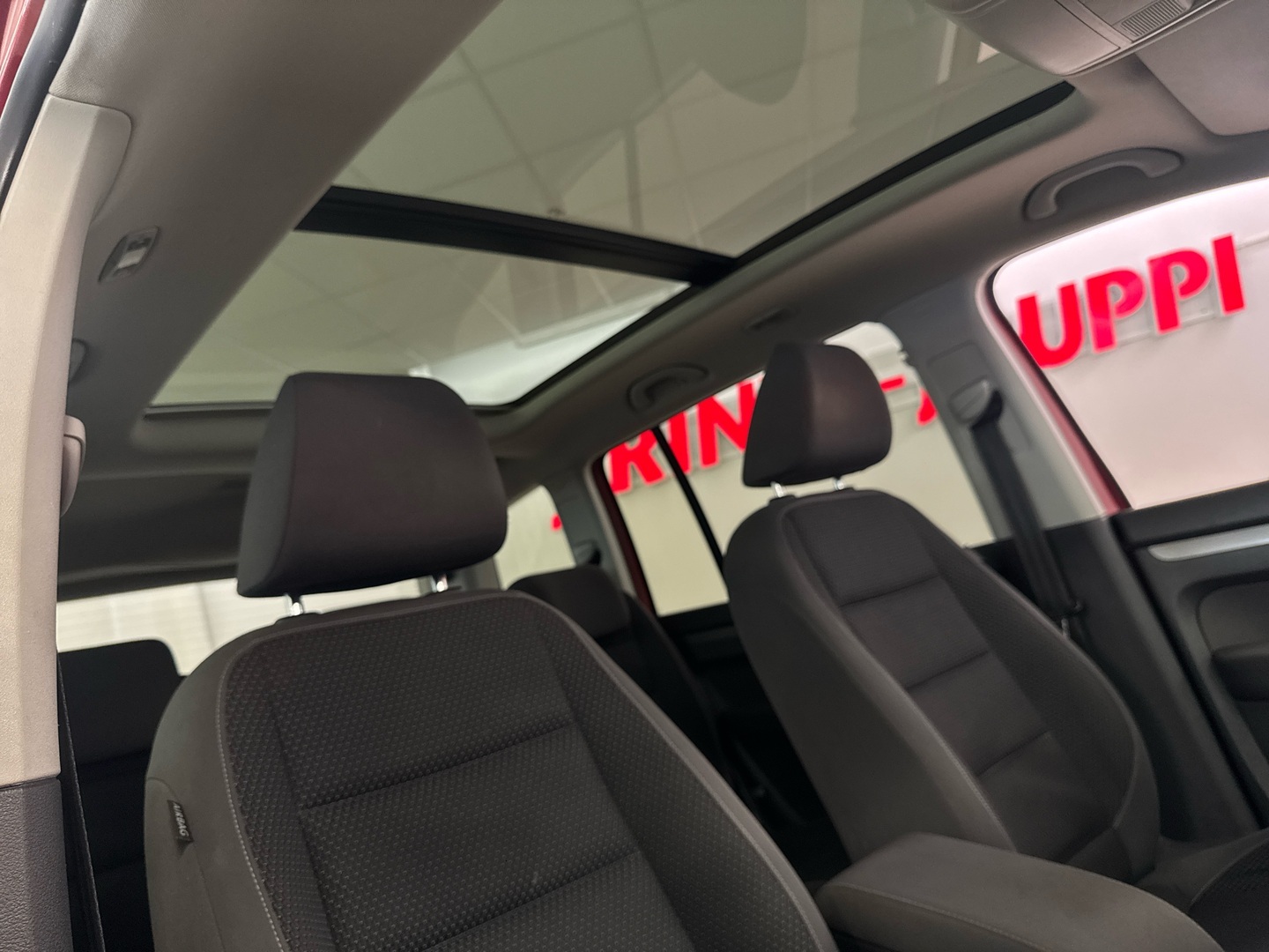 VOLKSWAGEN Touran 2011