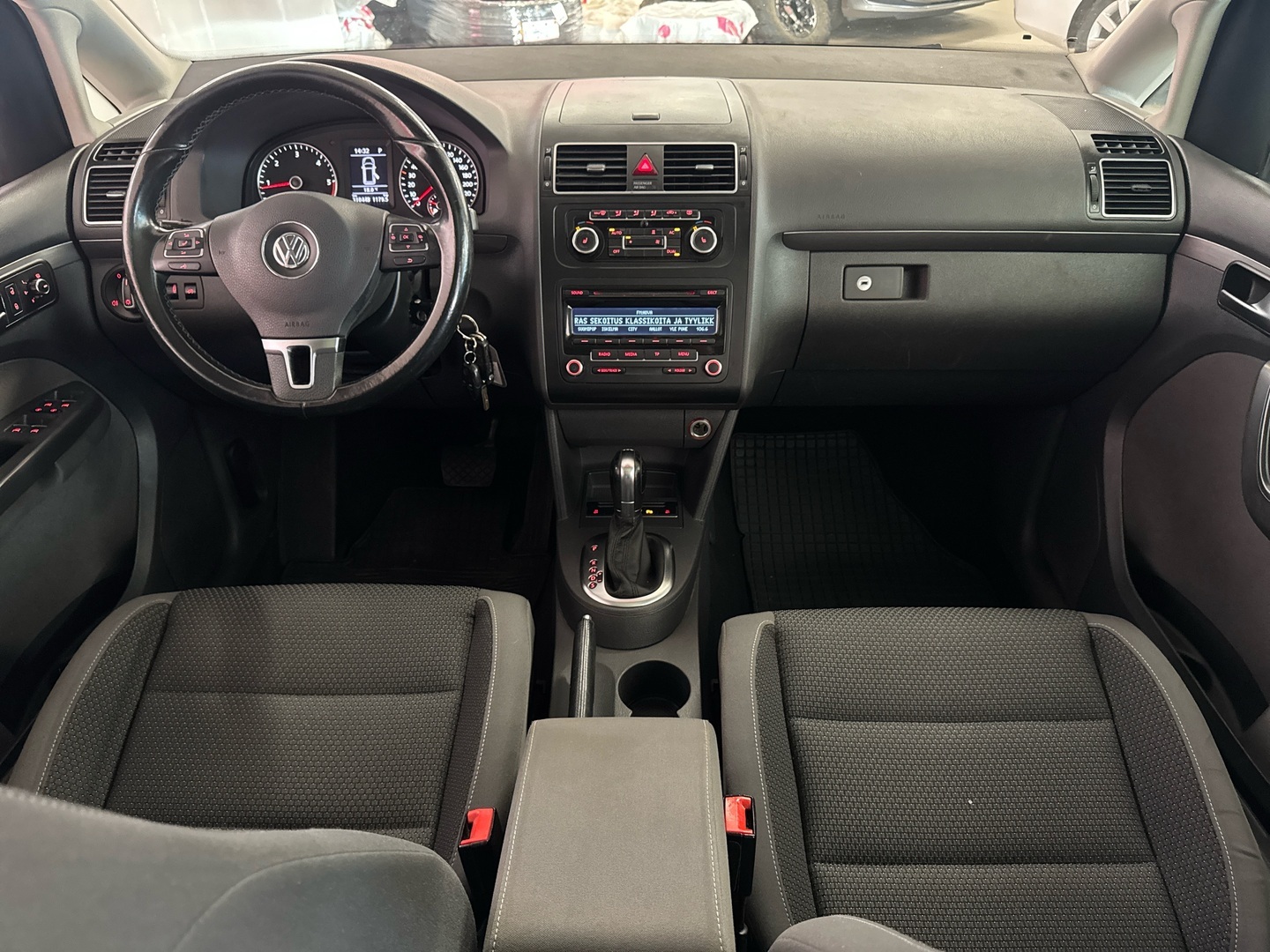 VOLKSWAGEN Touran 2011