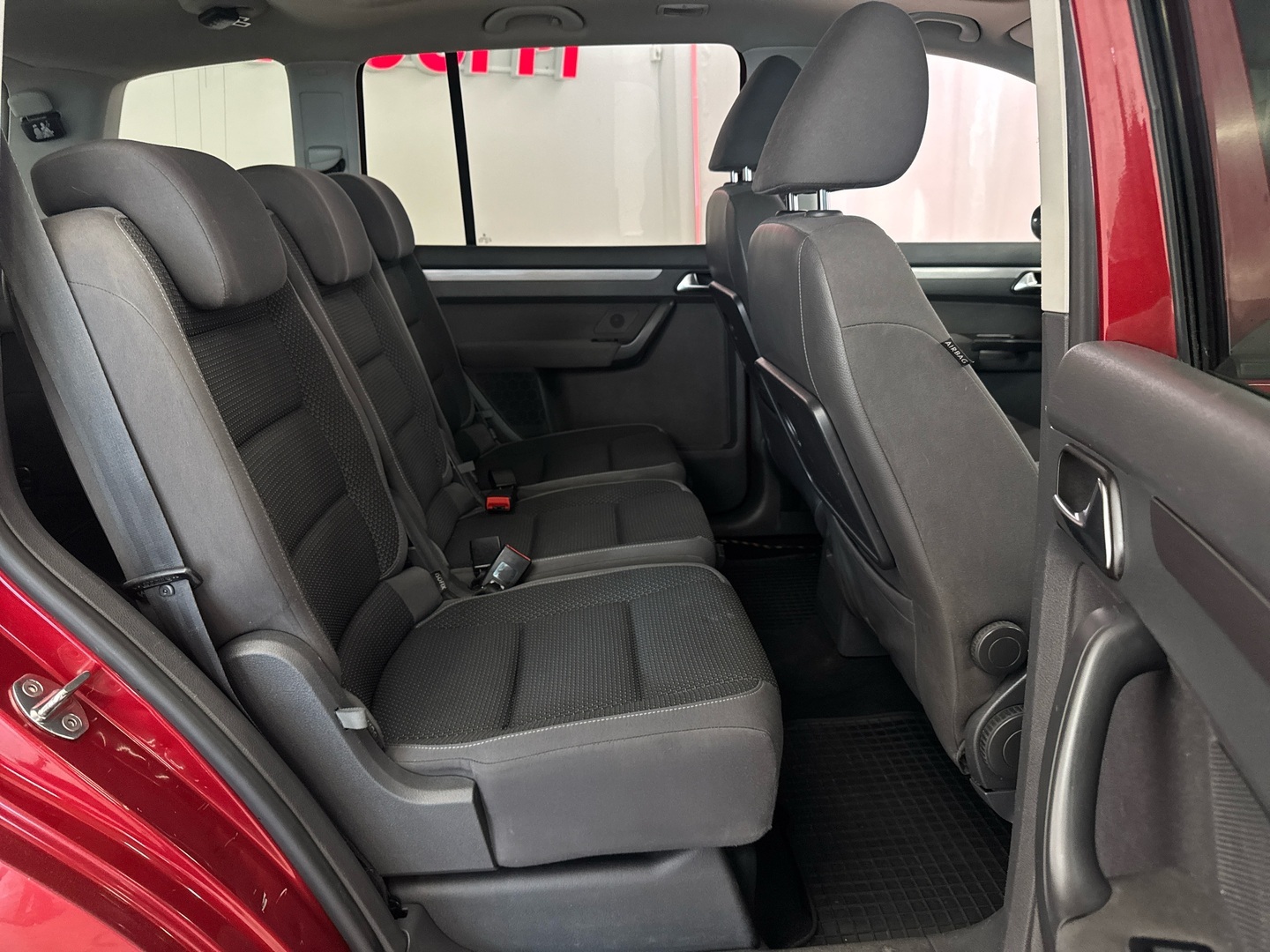 VOLKSWAGEN Touran 2011