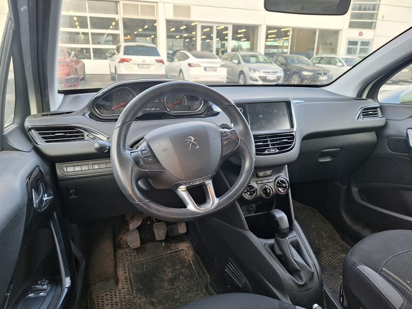 PEUGEOT 208 2015
