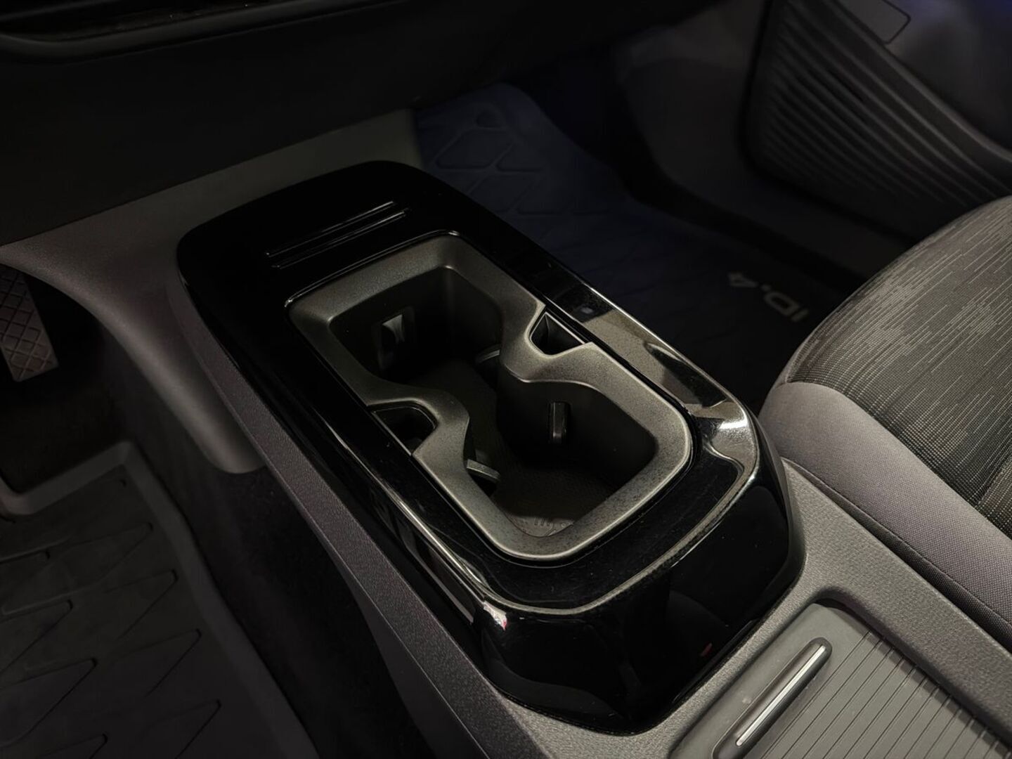 VOLKSWAGEN ID.4 23
