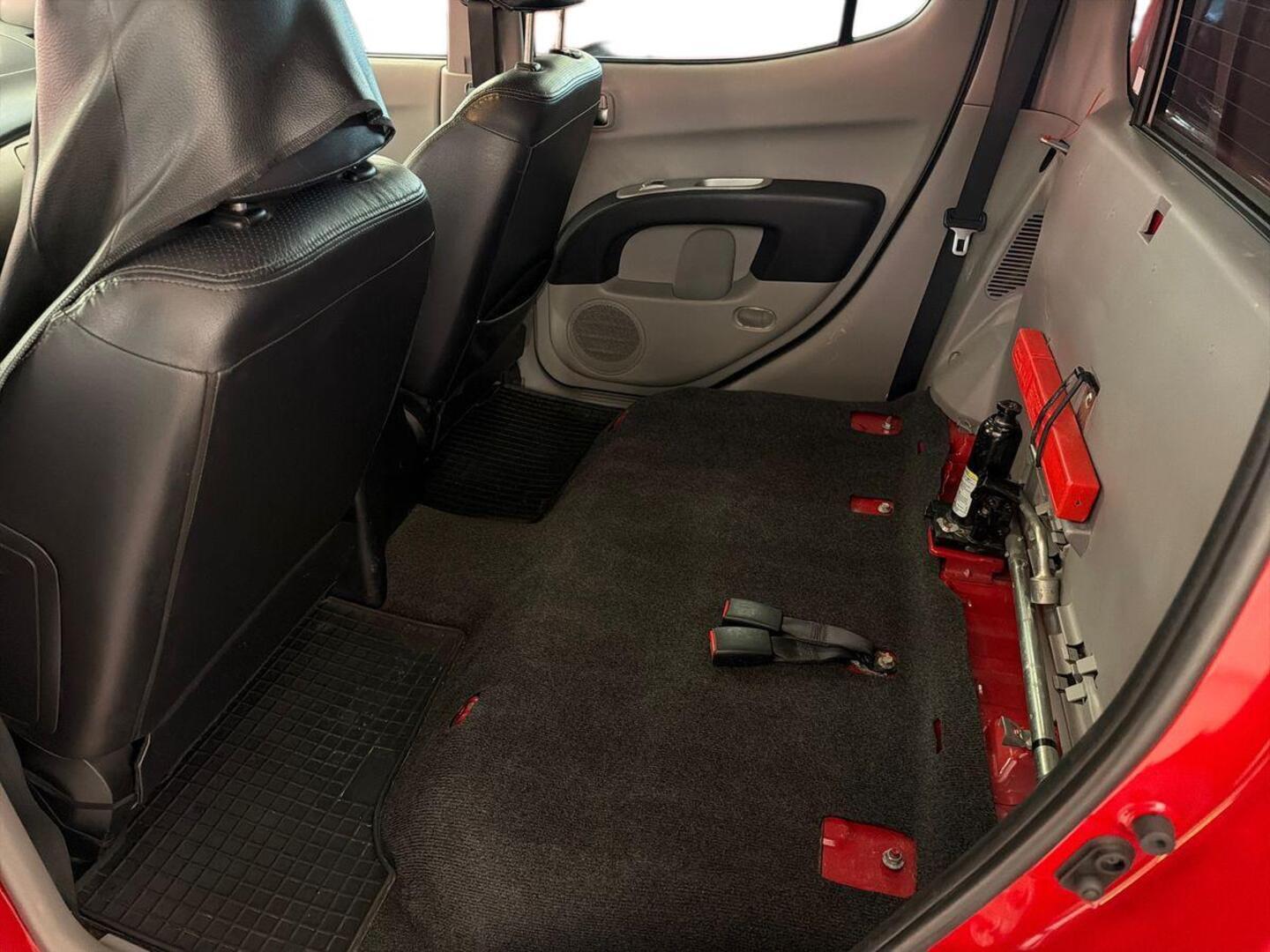 MITSUBISHI L200 8