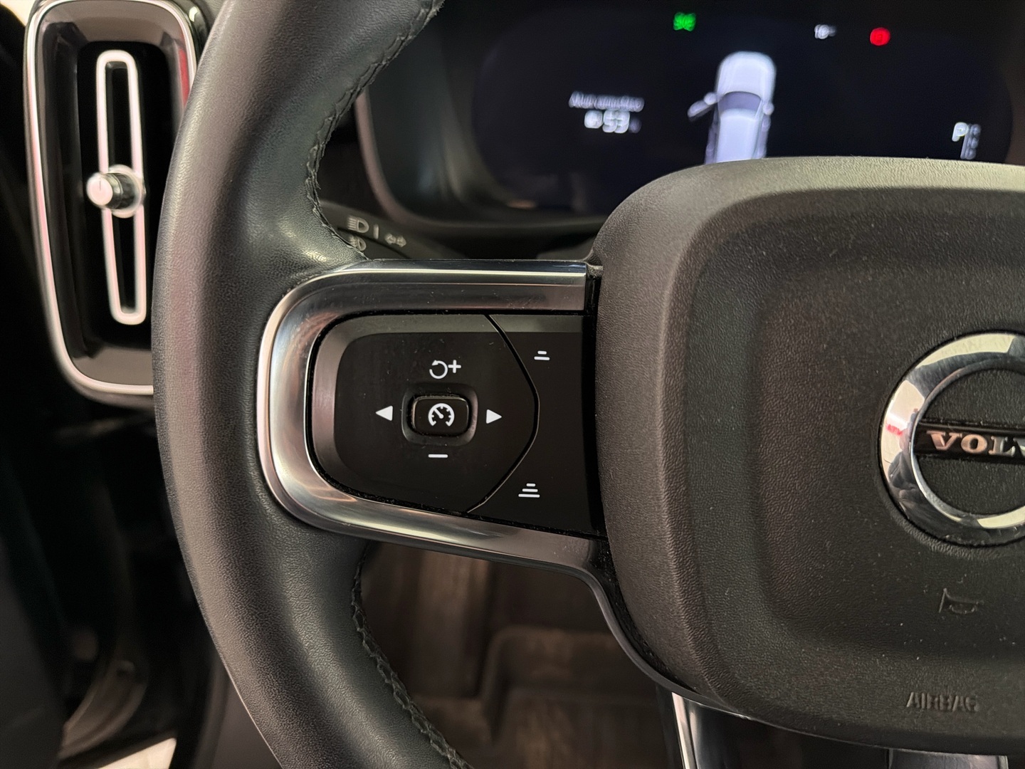 VOLVO XC40 2023
