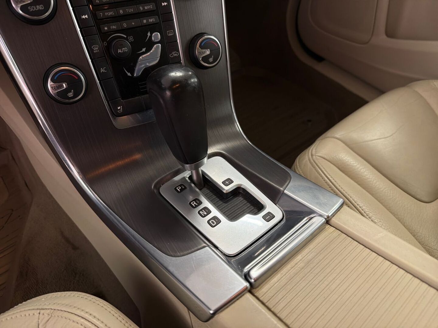 VOLVO V60 2011
