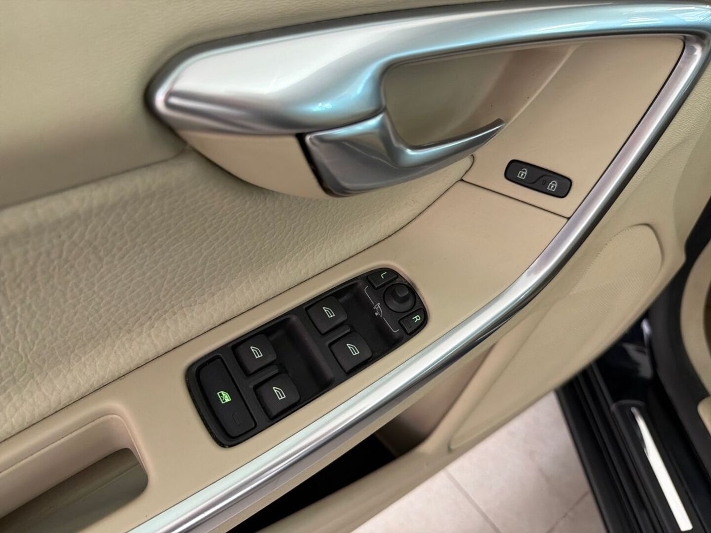 VOLVO V60 2011