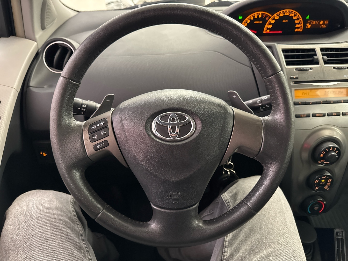 TOYOTA Yaris 2011