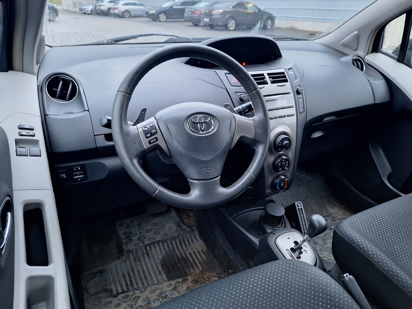 TOYOTA Yaris 2011