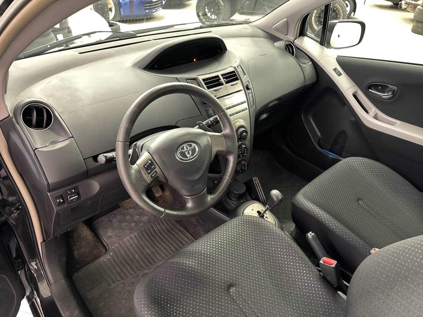 TOYOTA Yaris 2011