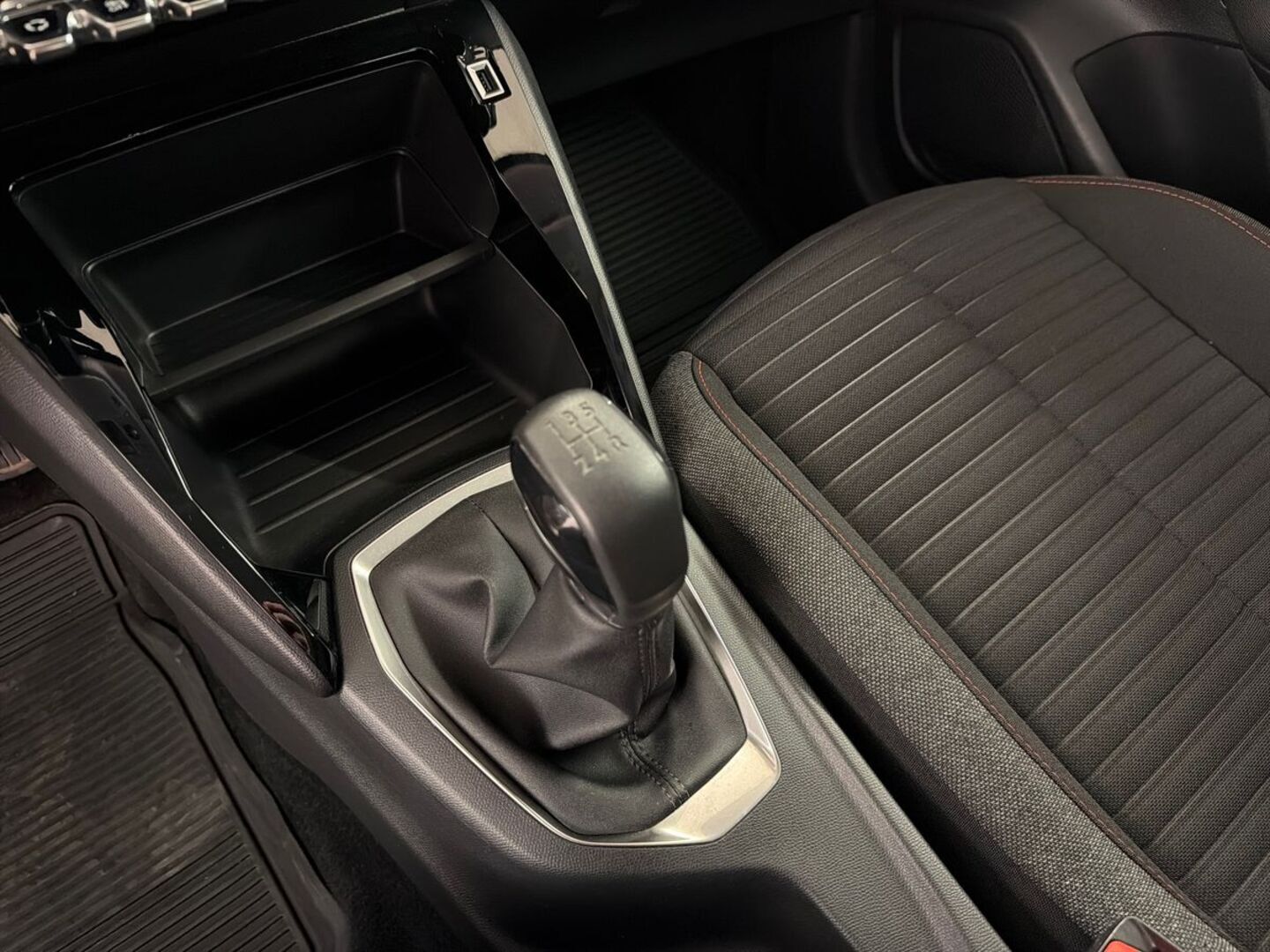 PEUGEOT 208 2021