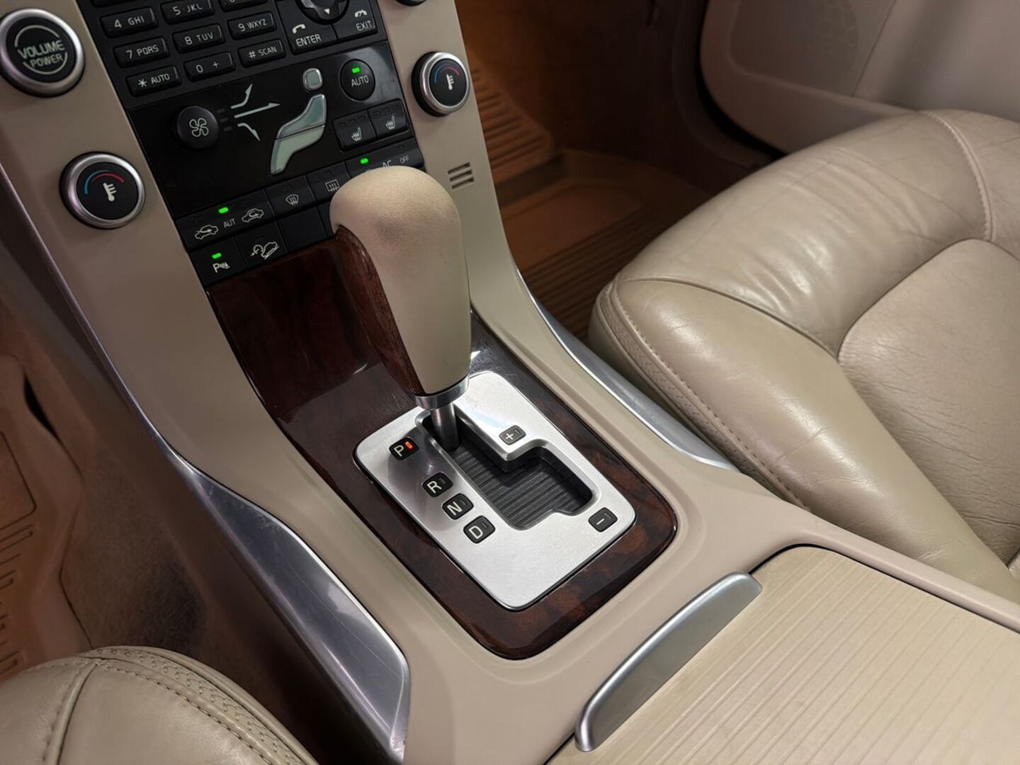 VOLVO XC70 2010