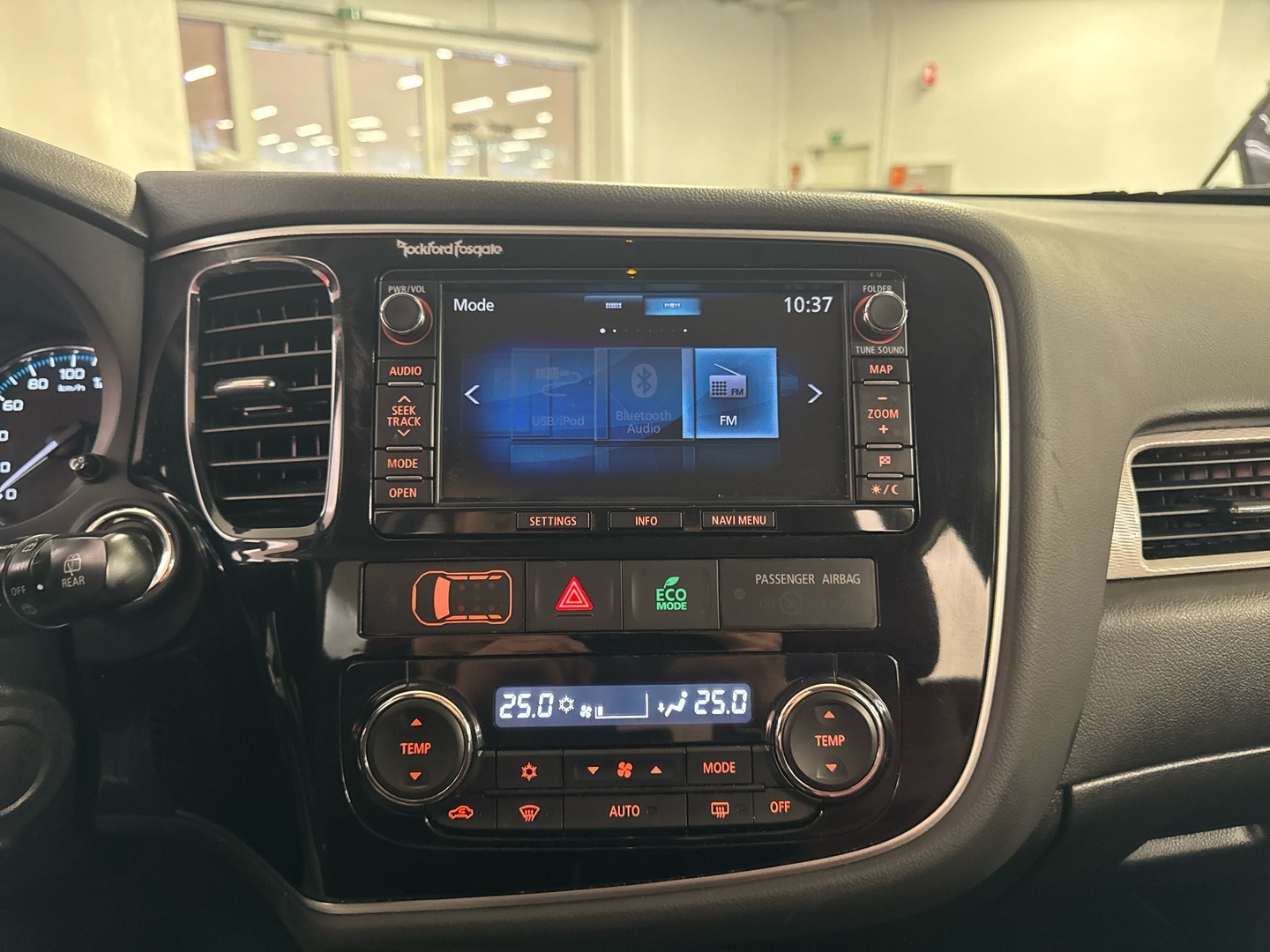 MITSUBISHI Outlander PHEV 2015