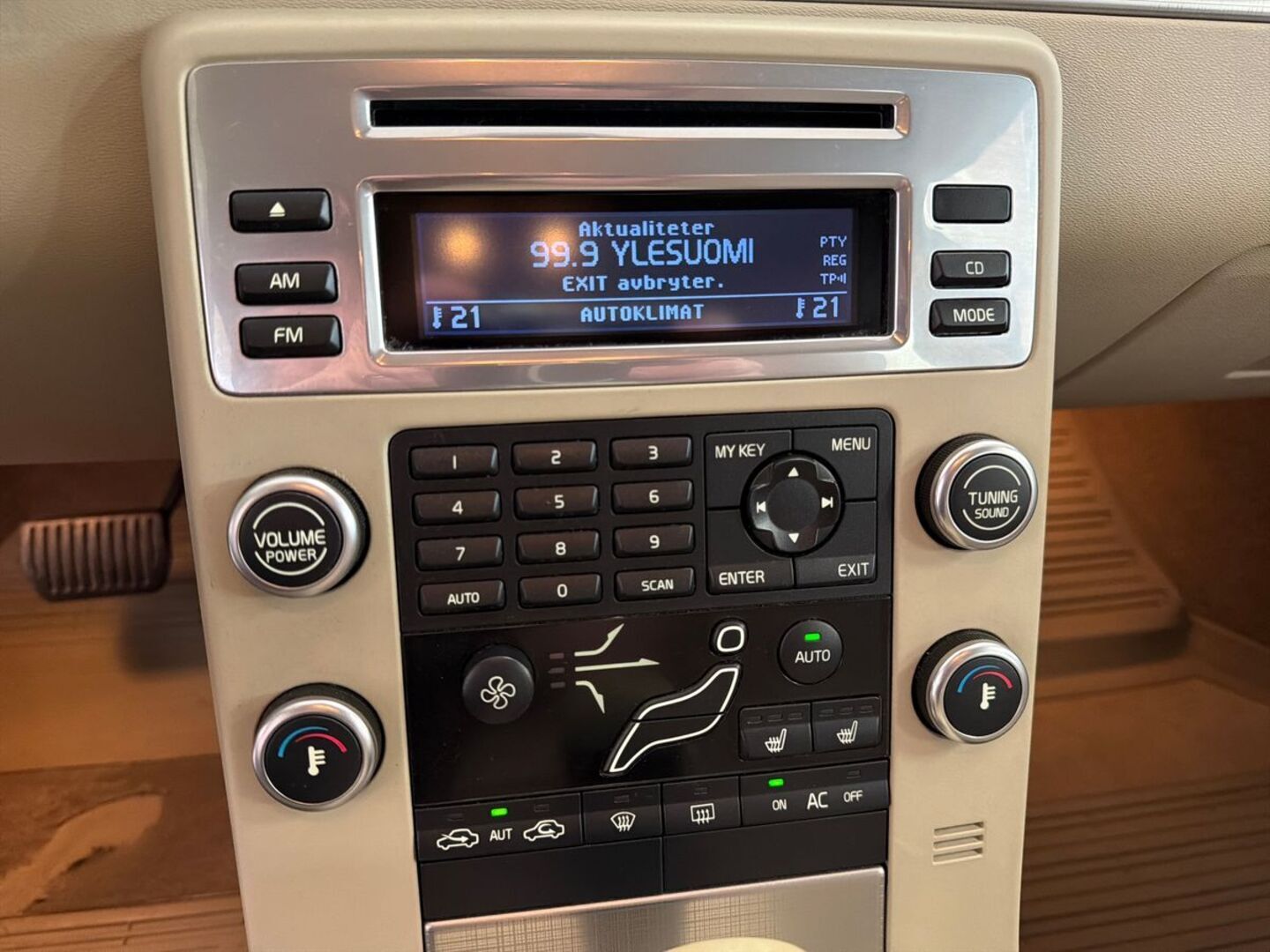 VOLVO V70 17