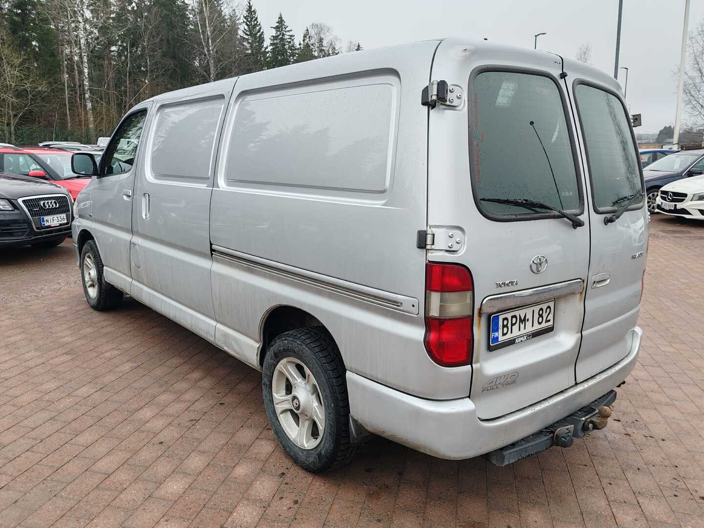 TOYOTA Hiace 2011