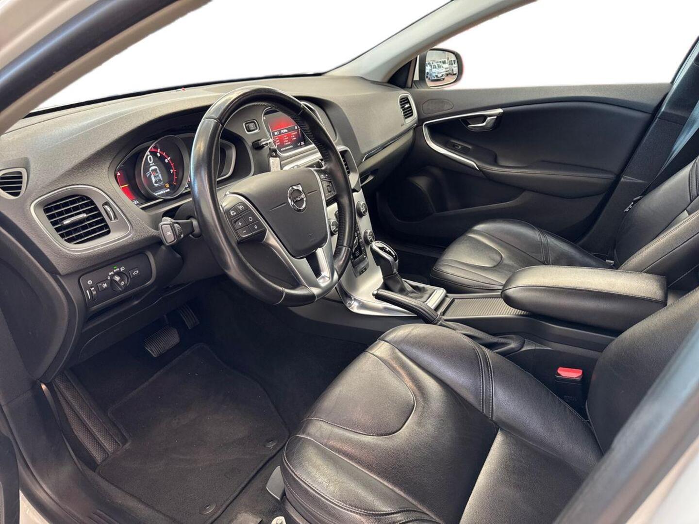 VOLVO V40 2017