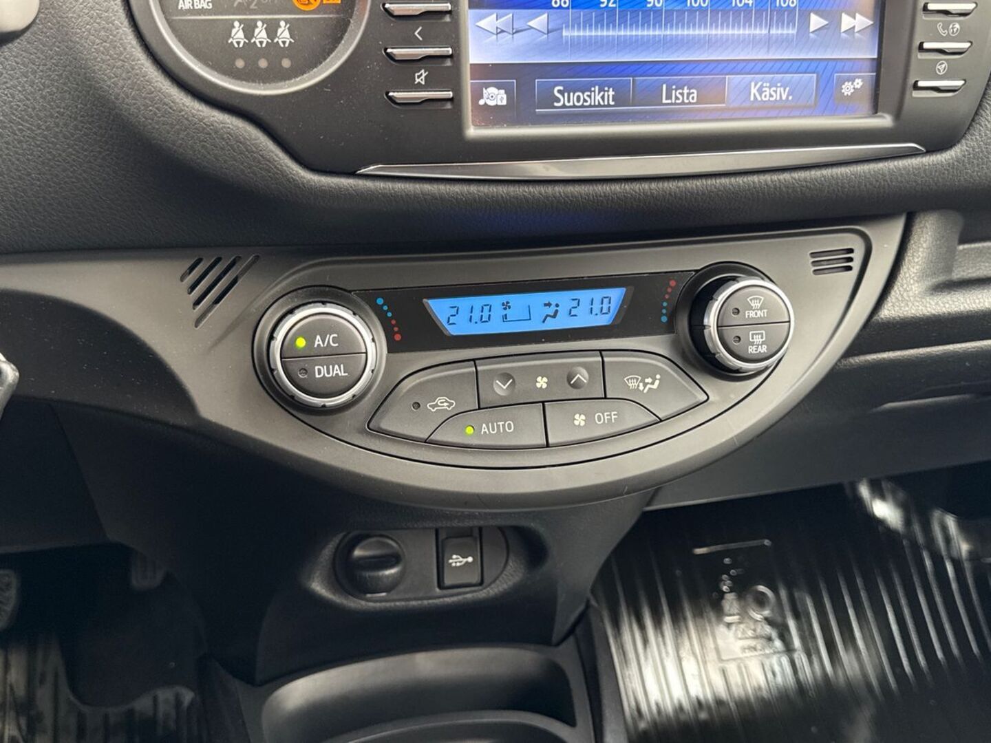 TOYOTA Yaris 2019