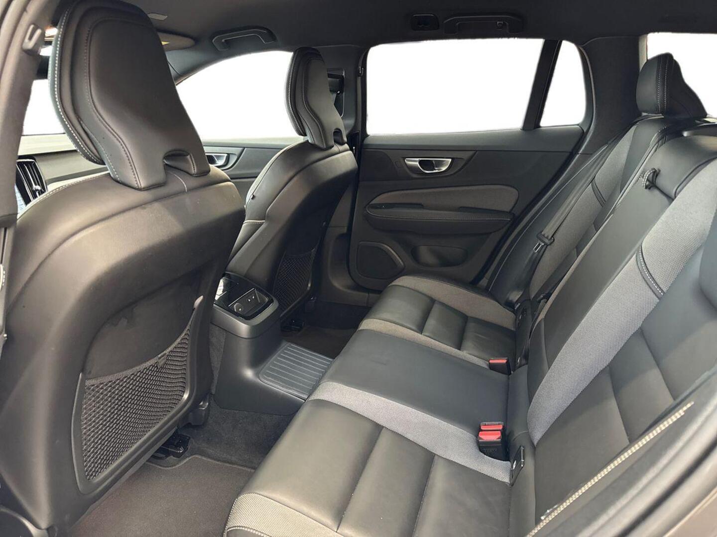 VOLVO V60 2024