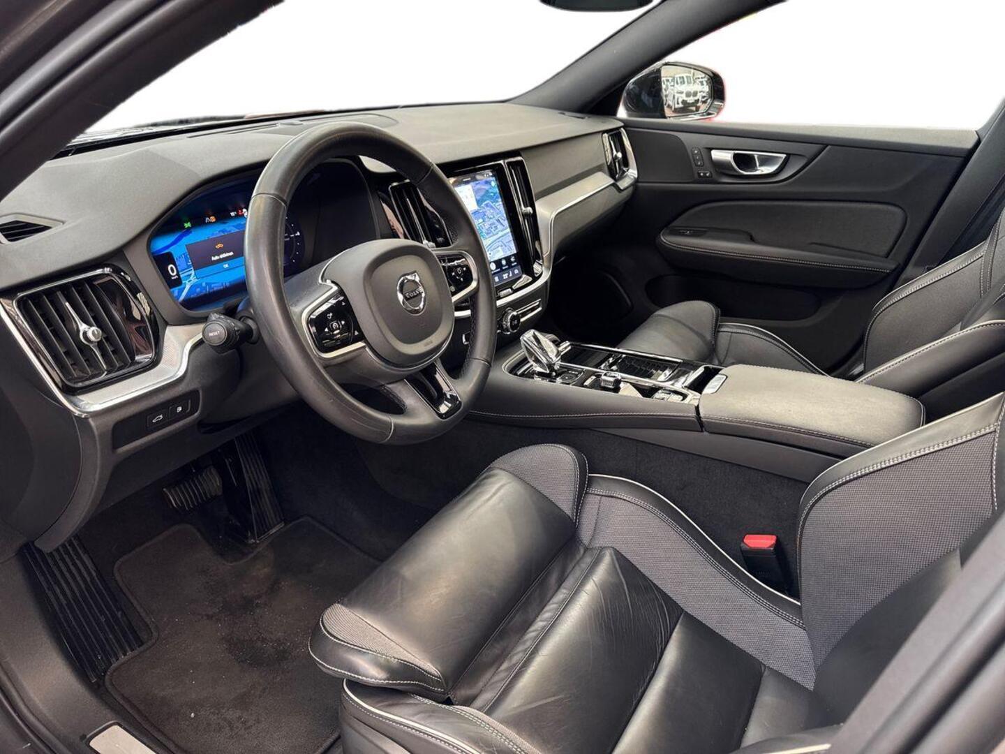 VOLVO V60 2024