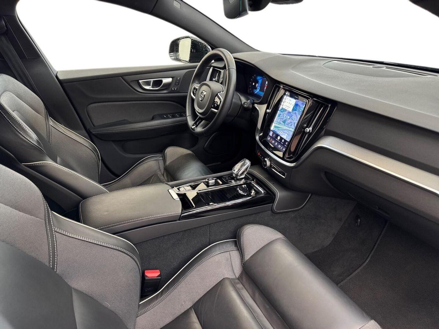 VOLVO V60 2024
