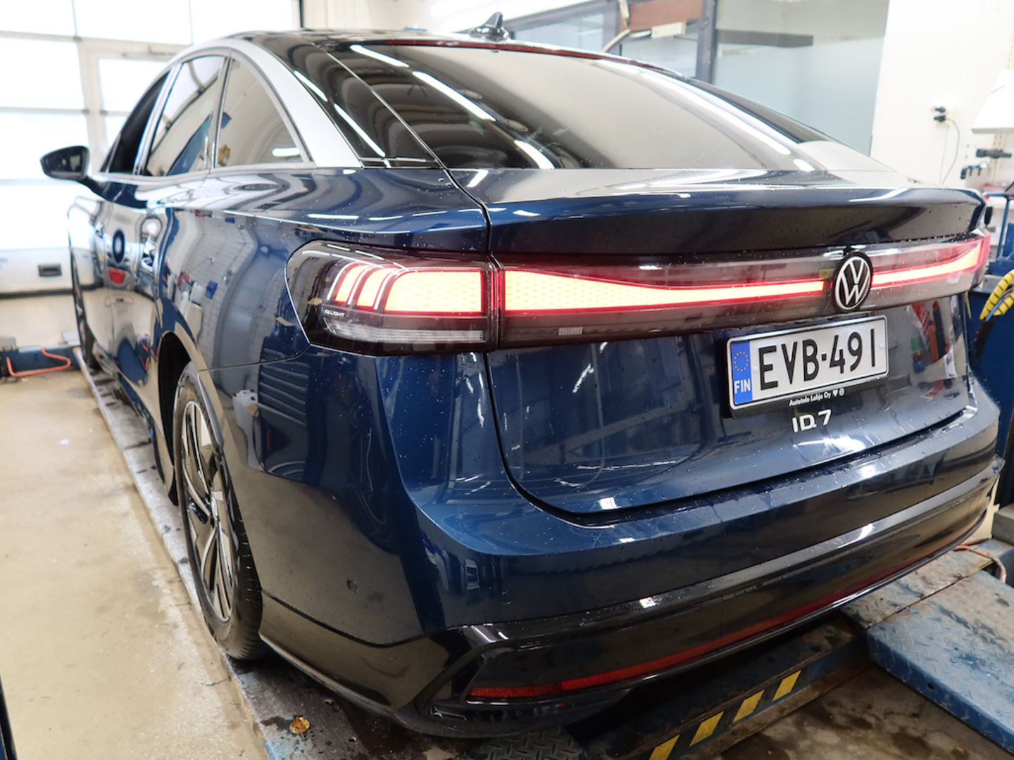 VOLKSWAGEN ID.7 3