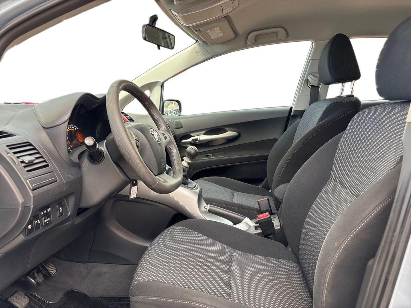 TOYOTA Auris 2011