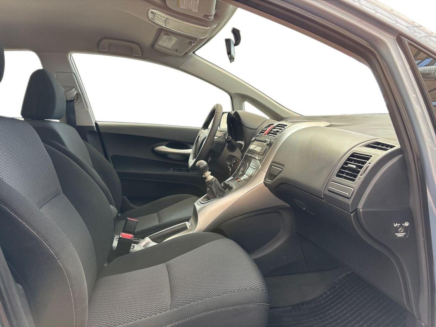 TOYOTA Auris 2011