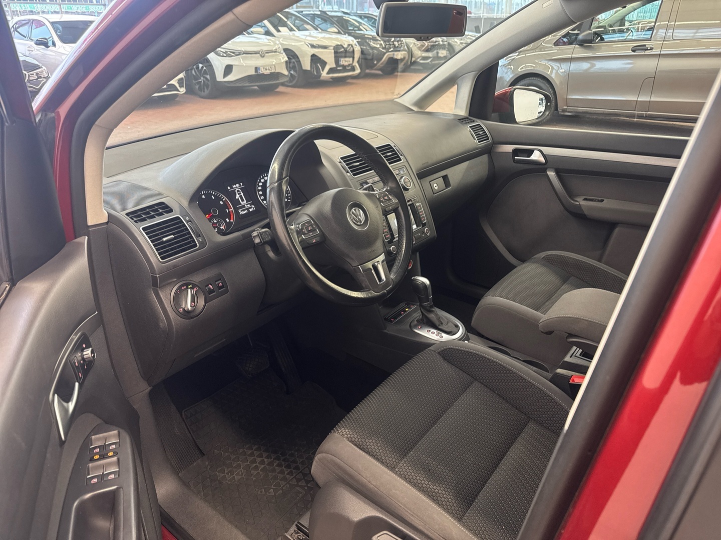 VOLKSWAGEN Touran 2015